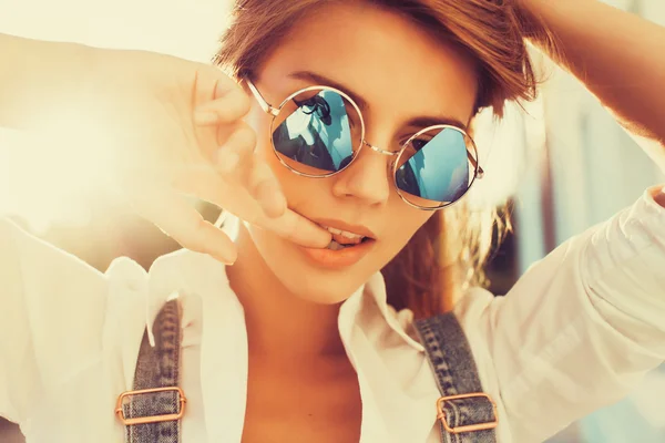 mutlu güzel kız yalnız yürüme