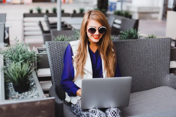 Young business woman  works on  laptop — Stock Photo, Image