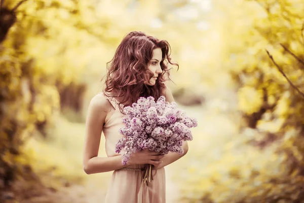 Chica joven con ramo de flores — Foto de Stock