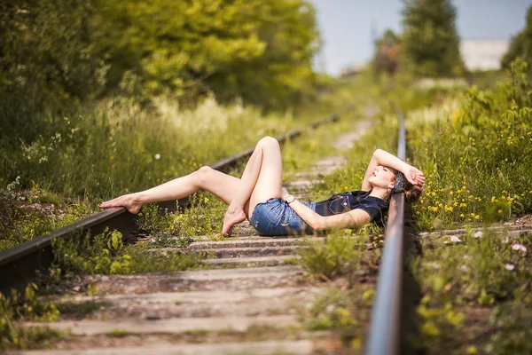 Lány pózol a sínek — Stock Fotó