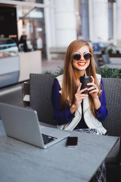 Mulher com laptop e café — Fotografia de Stock