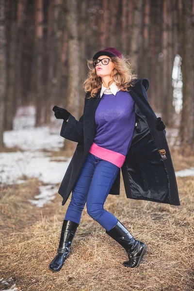 Fille posant dans la forêt — Photo