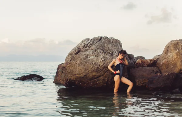 Bruna in posa sulla spiaggia — Foto Stock