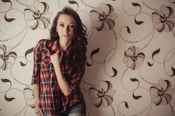 Fille posant dans la chambre — Photo