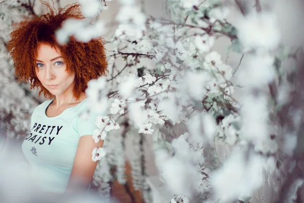 Fille aux cheveux roux posant dans le jardin — Photo