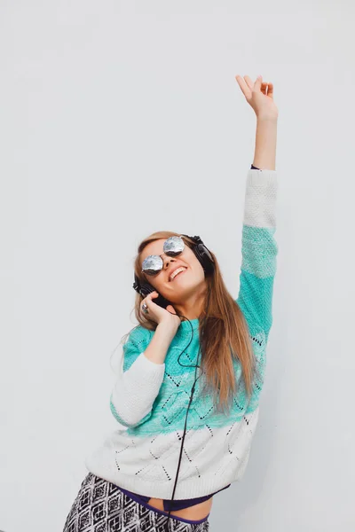 Pretty hipster woman listening music — Stock Photo, Image