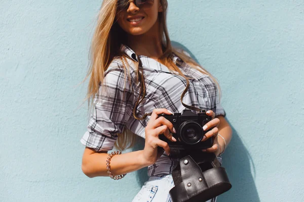 Hipster girl with oldschool film camera — 스톡 사진