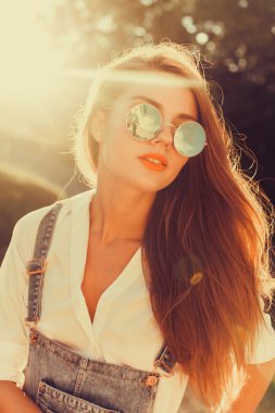 sevimli şaşırtıcı gülümseyen kız portresi