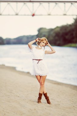 Nehrin yanında poz kız