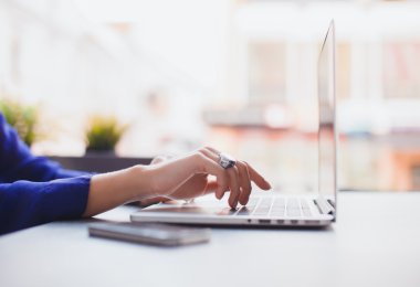 laptop kafede kız çalışıyor