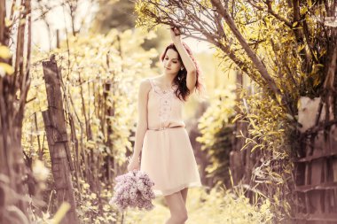 buket çiçek ile poz kız