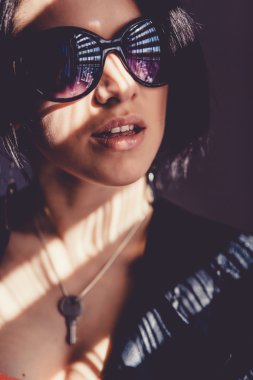 Genç kız içinde güneş gözlüğü poz