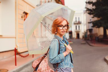 hippi kız sokakta poz