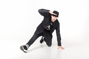 ceket ve Beyzbol şapkalı adam