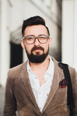 Genç yakışıklı hipster adam