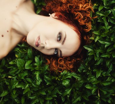 genç kız ormanda poz