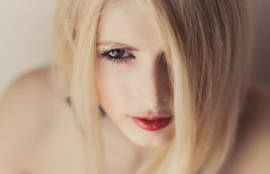 Genç kız odaya poz