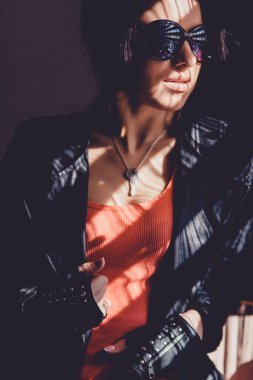 Genç kız içinde güneş gözlüğü poz