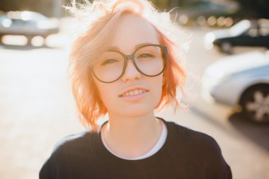 sarışın kadın rahat ilkbahar kıyafeti