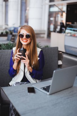 Dizüstü bilgisayarı olan kadın