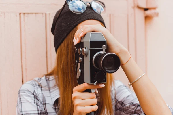 Gadis remaja dengan kamera antik — Stok Foto