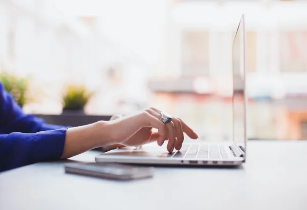 Tjejen jobbar på café på laptop — Stockfoto