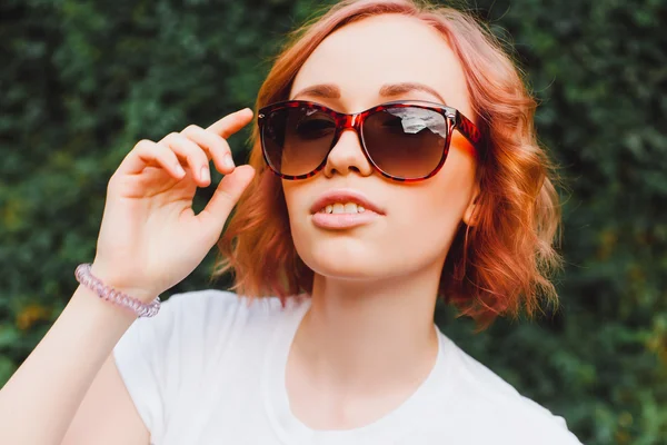 Jonge stijlvolle hipster vrouw — Stockfoto