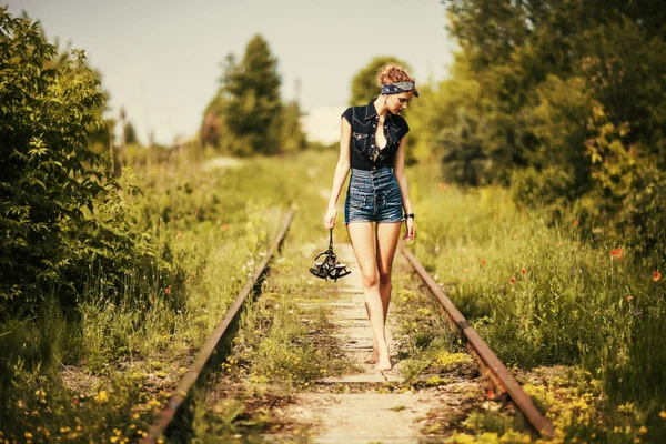 摆在铁轨上的女孩 — 图库照片