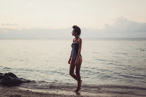 Brunetă pozând pe plajă — Fotografie, imagine de stoc