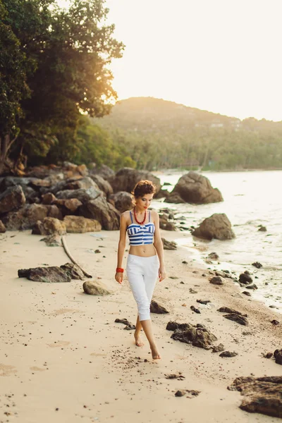 Morena posando en la playa — Foto de Stock