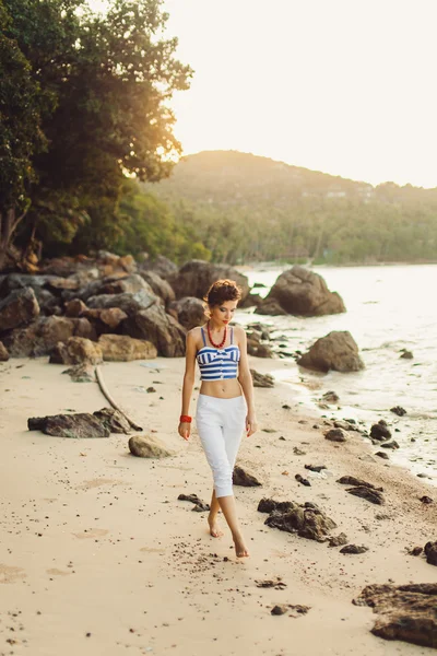 Morena posando en la playa —  Fotos de Stock