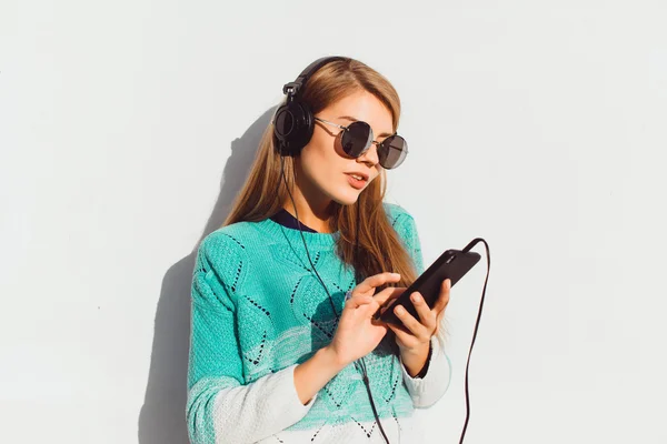 Hipster vrouw luisteren muziek — Stockfoto