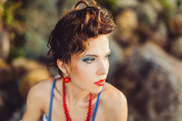 Brunette poserer på stranden - Stock-foto