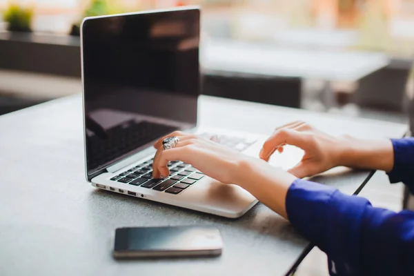 Tjejen jobbar på café på laptop — Stockfoto