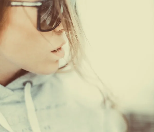 Girl posing near at cafe — Stock Photo, Image