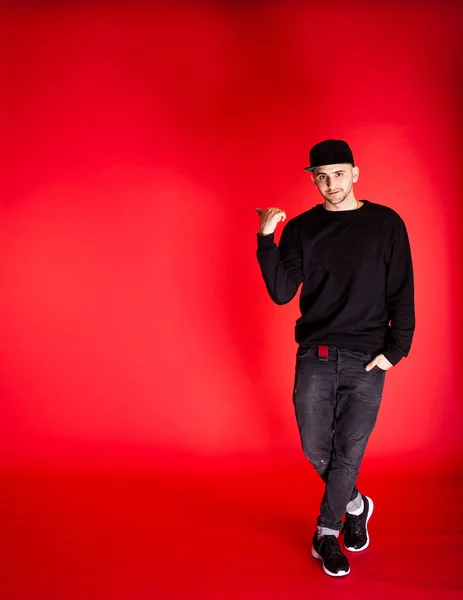 Gars en veste et casquette de baseball — Photo