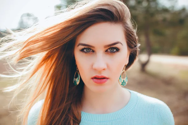 Menina posando no parque — Fotografia de Stock