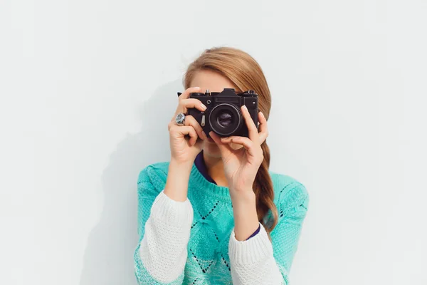 Kadın holding retro kamera — Stok fotoğraf