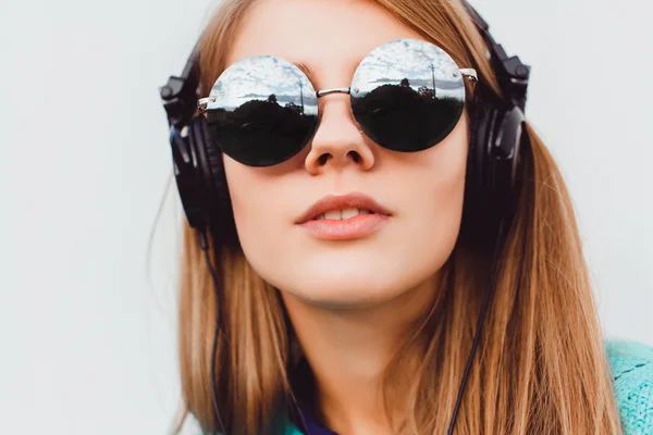 Pretty hipster woman listening music — Stock Photo, Image