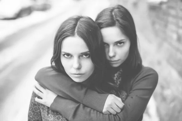 Zwillinge posieren auf der Straße — Stockfoto