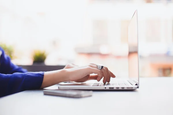 Tjejen jobbar på café på laptop — Stockfoto