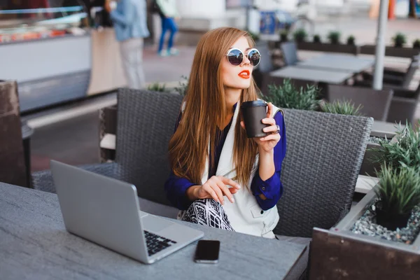 Mulher com laptop e café — Fotografia de Stock