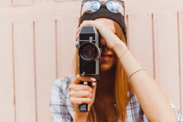 Gadis remaja dengan kamera antik — Stok Foto