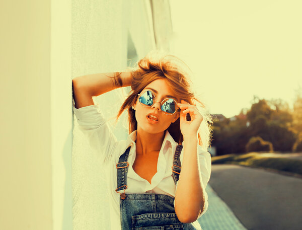 портрет милой удивительной улыбающейся девушки
