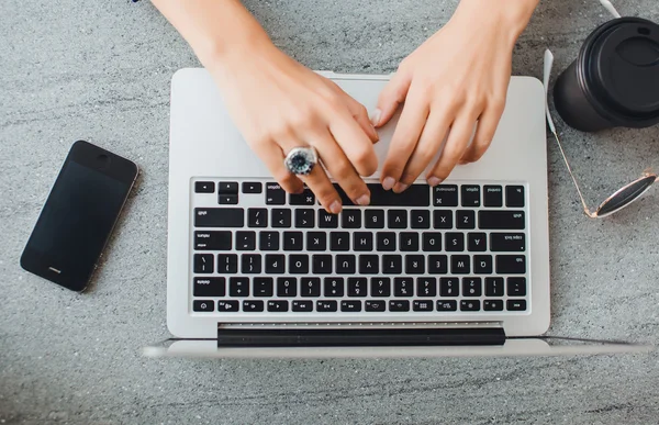 Tjejen jobbar på café på laptop — Stockfoto