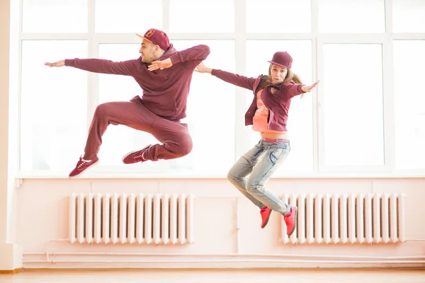 Pareja posando en la sala de deportes — Foto de Stock