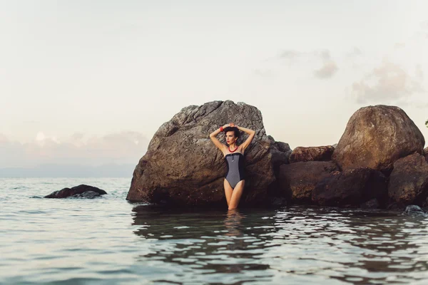 Brunetă pozând pe plajă — Fotografie, imagine de stoc