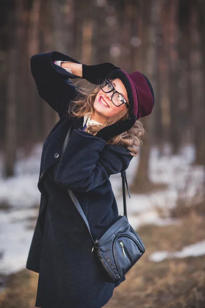 Dívka pózuje v lese — Stock fotografie