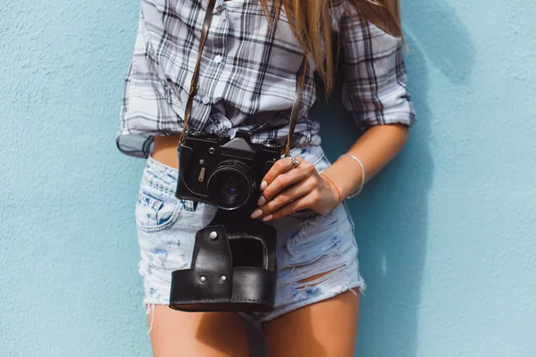 Hipster girl with oldschool film camera — Stok fotoğraf