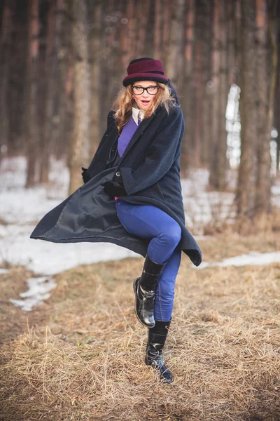 Fille posant dans la forêt — Photo